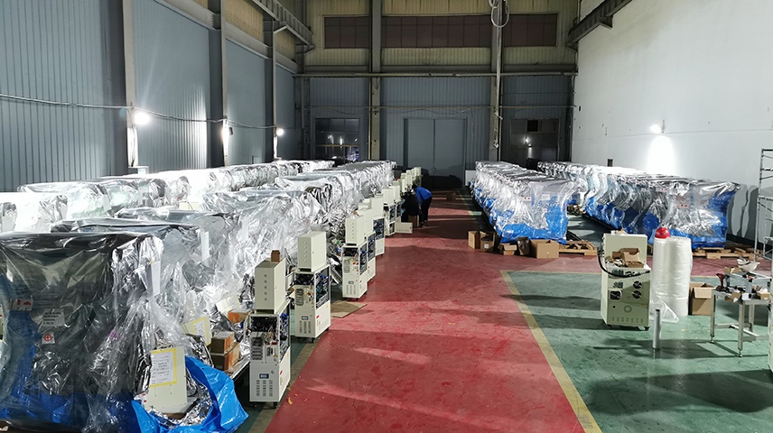 前迅車(chē)間里排列整齊的不二越工業(yè)機(jī)器人