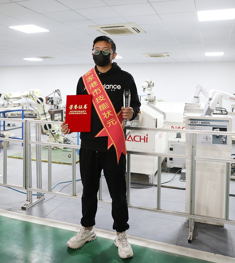 蘇州前迅電氣工程師郭超凡被授予“張家港市技能狀元”榮譽(yù)稱號(hào)